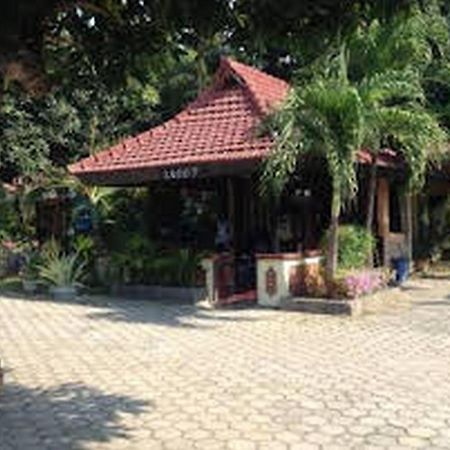 Hotel Nirwana Situbondo Redpartner Banyuanget エクステリア 写真